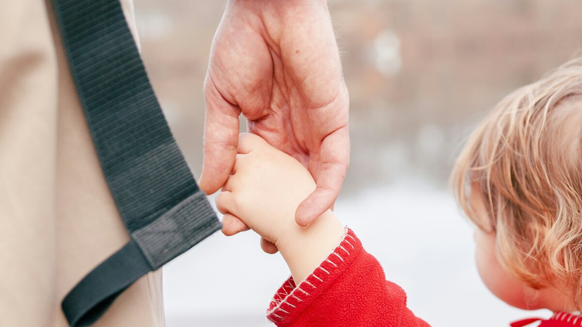 mano adulto bambino protezione diritti infanzia